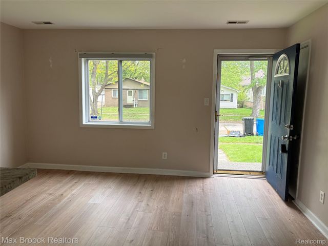 27871 HAMPDEN Street, Madison Heights, MI 48071
