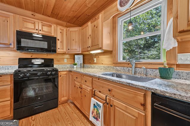 612 Medina Court, Ellijay, GA 30540