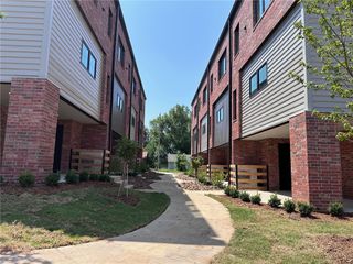 927 SE 10th Street, Bentonville, AR 72712