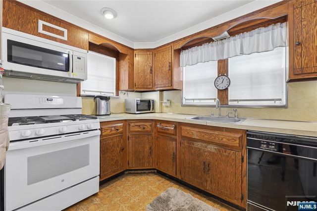 290 Winthrop Road, Teaneck, NJ 07666