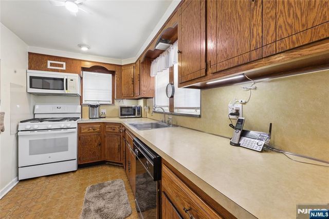 290 Winthrop Road, Teaneck, NJ 07666