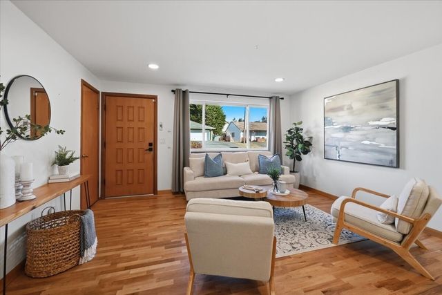 1215 Queen Avenue NE, Renton, WA 98056