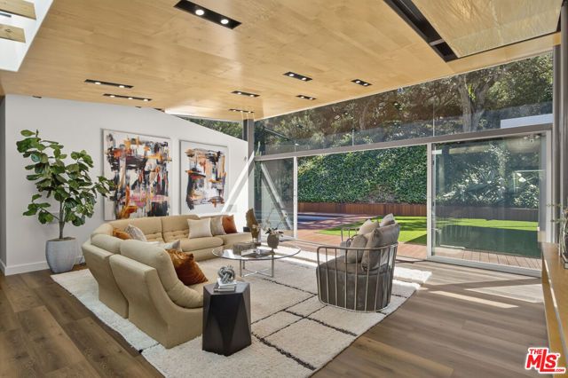 2538 Hutton Drive, Beverly Hills, CA 90210