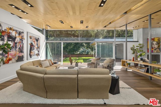 2538 Hutton Drive, Beverly Hills, CA 90210