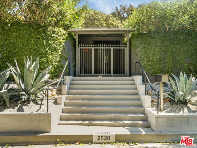 2538 Hutton Drive, Beverly Hills, CA 90210
