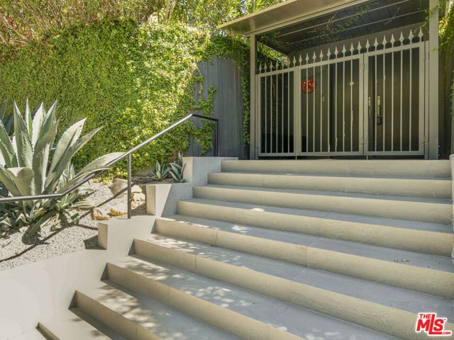 2538 Hutton Drive, Beverly Hills, CA 90210