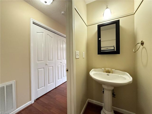 928 Heatherstone Drive, Winston-salem, NC 27104