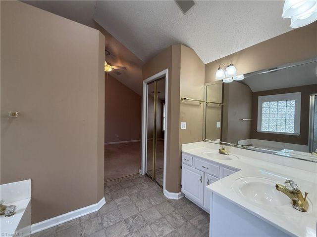 928 Heatherstone Drive, Winston-salem, NC 27104