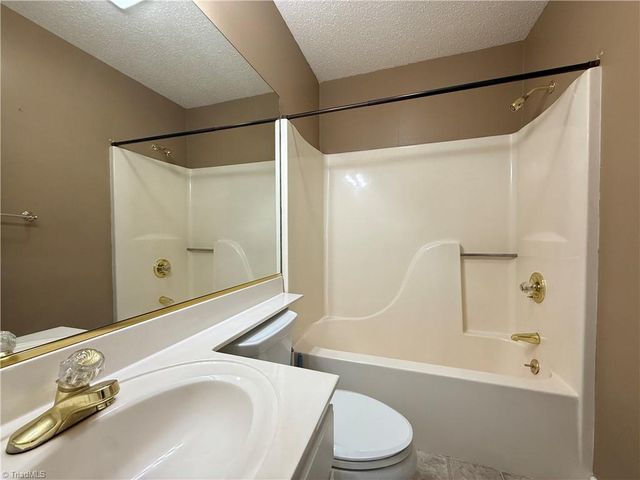 928 Heatherstone Drive, Winston-salem, NC 27104