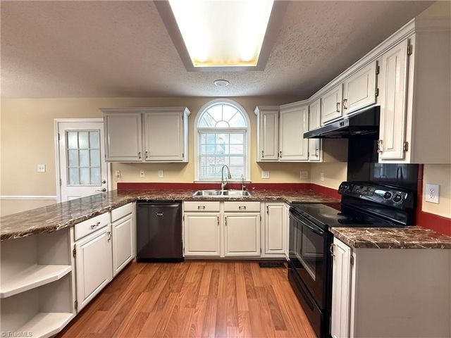 928 Heatherstone Drive, Winston-salem, NC 27104