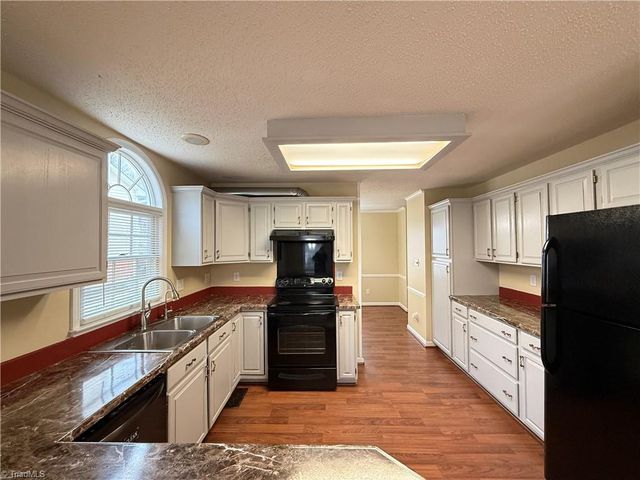 928 Heatherstone Drive, Winston-salem, NC 27104