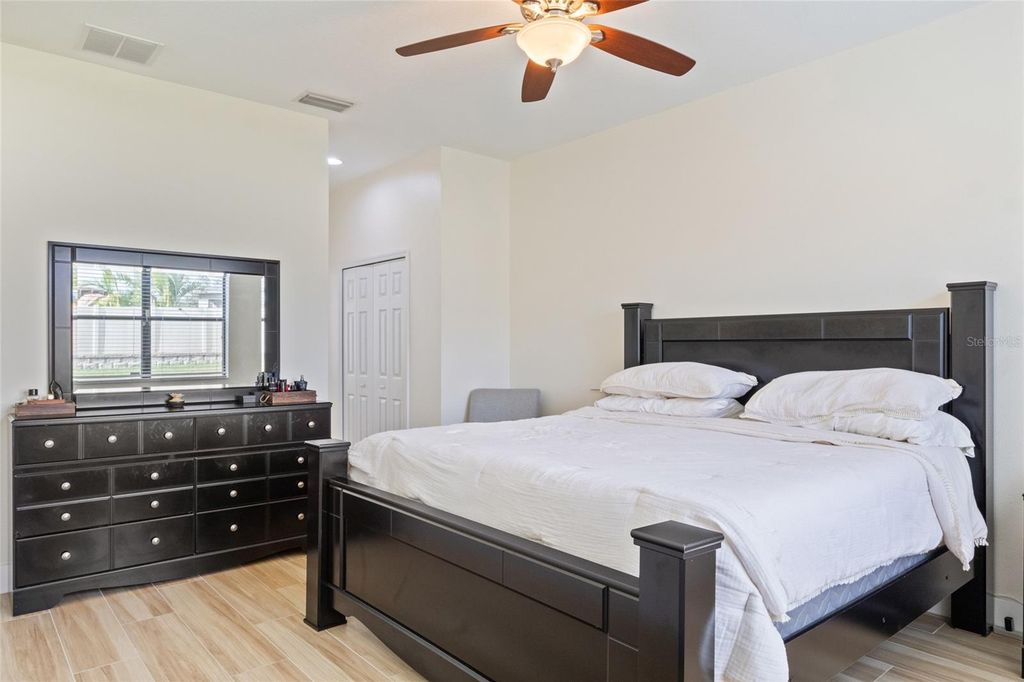 Image 12 of property listing at 11528 PALMETTO PINE STREET, Riverview, FL 33569