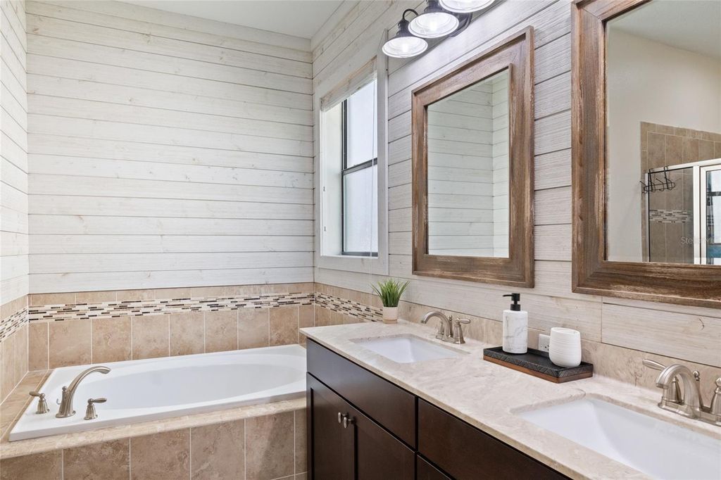 Image 14 of property listing at 11528 PALMETTO PINE STREET, Riverview, FL 33569