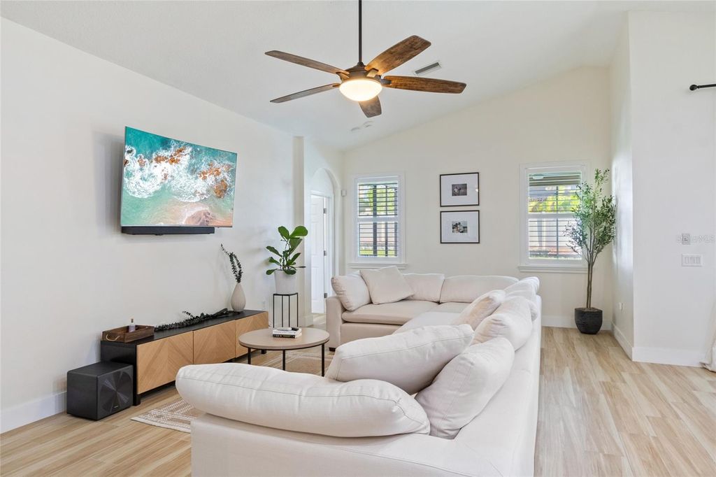 Image 6 of property listing at 11528 PALMETTO PINE STREET, Riverview, FL 33569