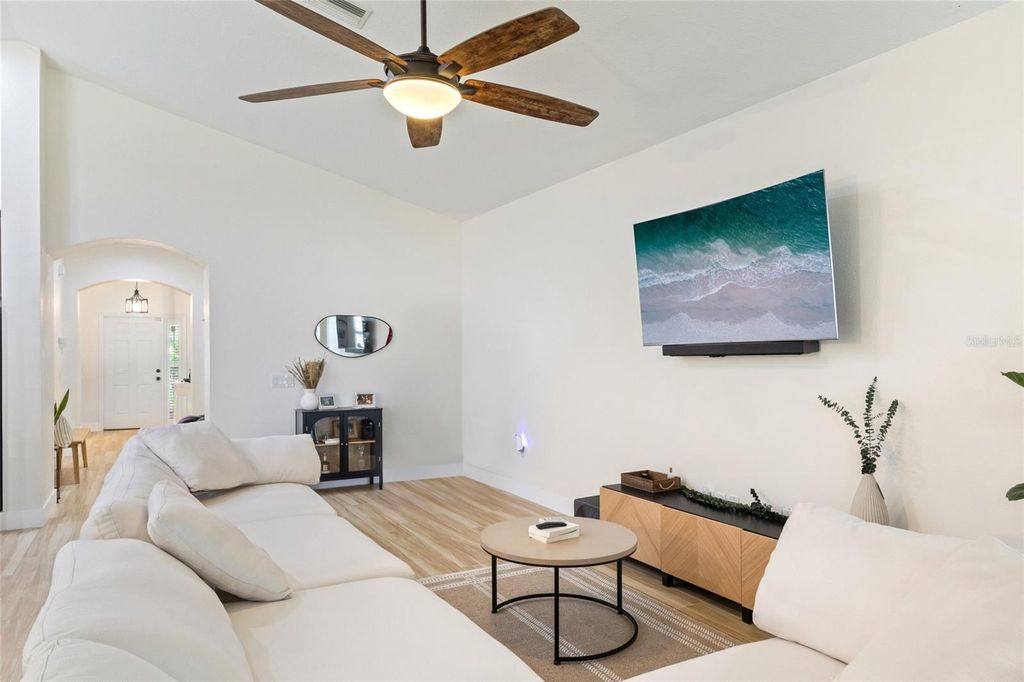 Image 7 of property listing at 11528 PALMETTO PINE STREET, Riverview, FL 33569