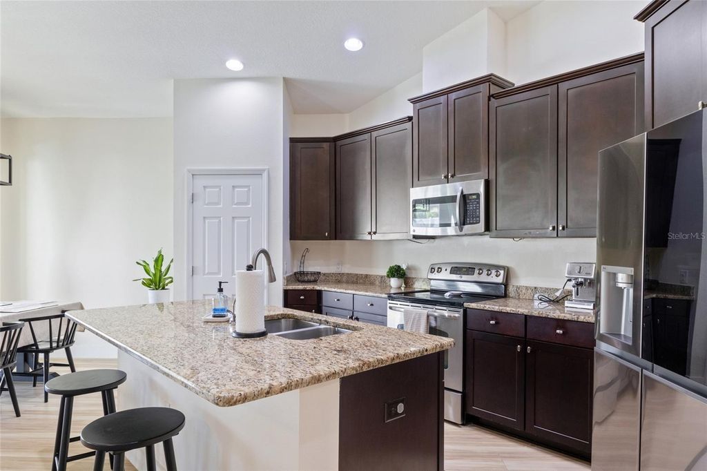 Image 10 of property listing at 11528 PALMETTO PINE STREET, Riverview, FL 33569