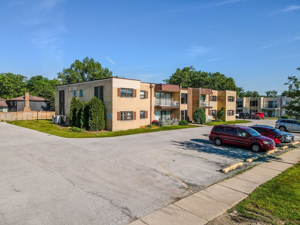 18320 Cherry Creek Drive 2, Homewood, IL 60430