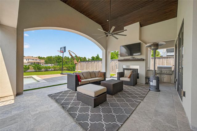 6806 E Warwick Lake Lane, Spring, TX 77389