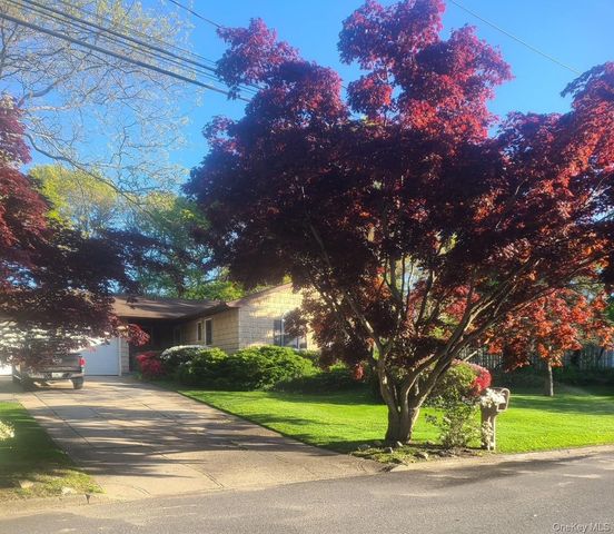 38 Maria Court, Holbrook, NY 11741