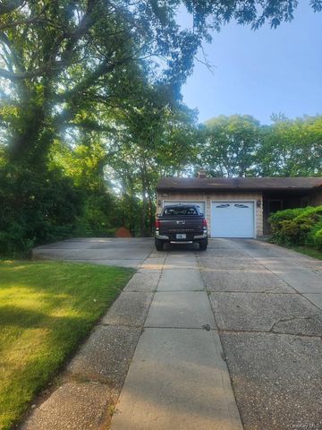 38 Maria Court, Holbrook, NY 11741