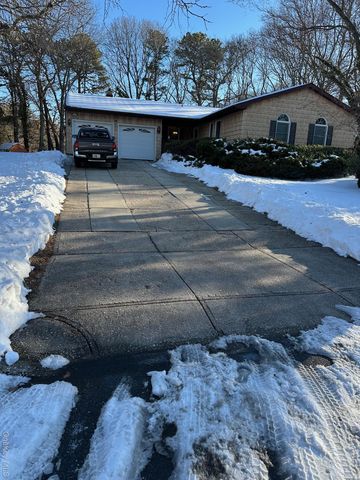 38 Maria Court, Holbrook, NY 11741