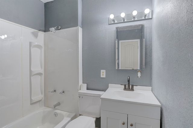 1905 Loomis St, Winfield, KS 67156