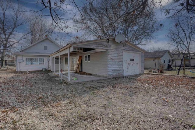 1905 Loomis St, Winfield, KS 67156