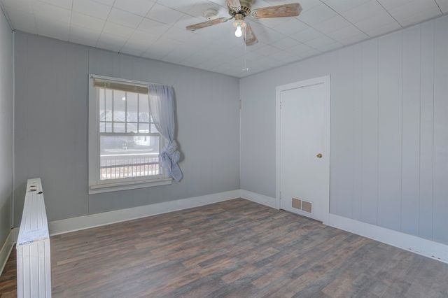 1905 Loomis St, Winfield, KS 67156