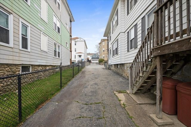 34 Dartmouth St, Worcester, MA 01604