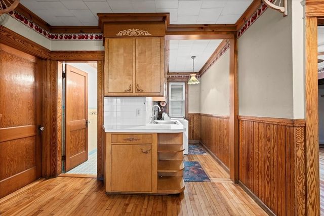 34 Dartmouth St, Worcester, MA 01604