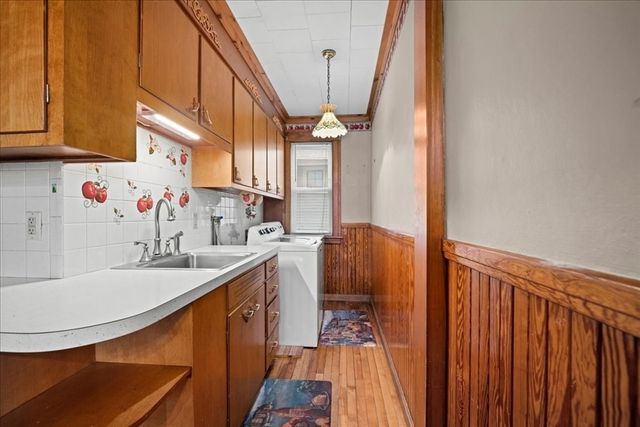 34 Dartmouth St, Worcester, MA 01604