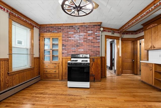 34 Dartmouth St, Worcester, MA 01604