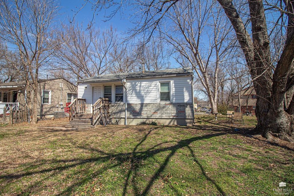 10 Lincoln Circle, Junction City, KS 66441