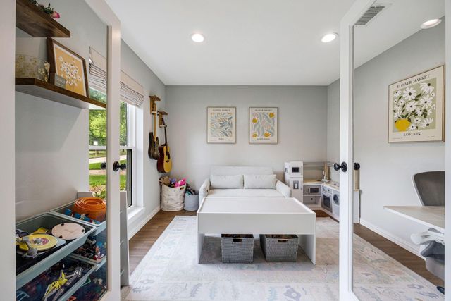 1922 Shadowdale Drive, Houston, TX 77043