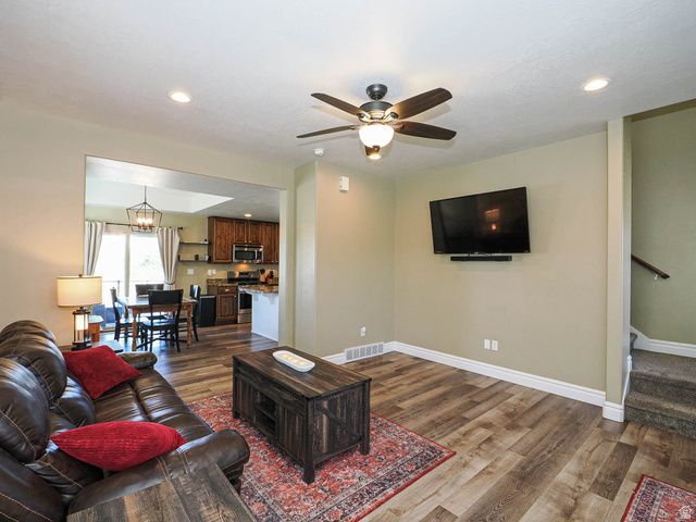 879 W SADDLEBROOK DR, Kaysville, UT 84037