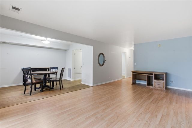 100 S Vail Avenue 203, Arlington Heights, IL 60005