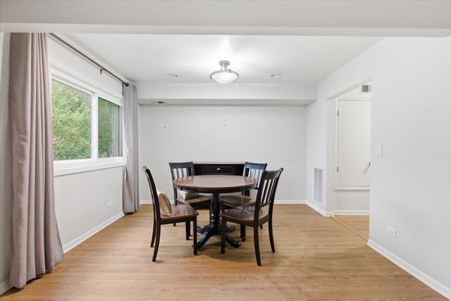 100 S Vail Avenue 203, Arlington Heights, IL 60005