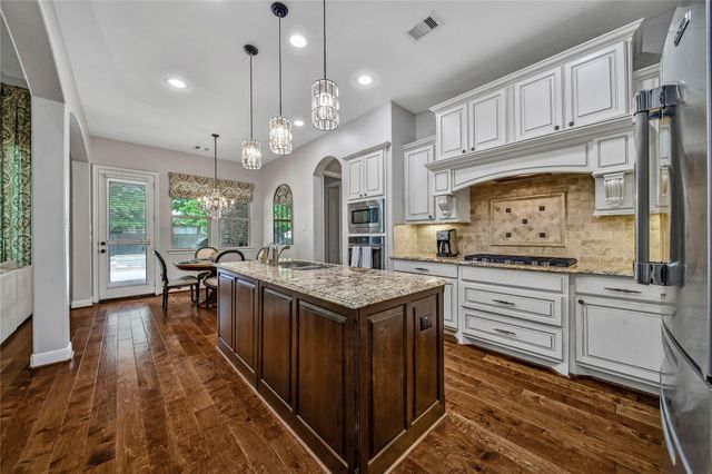 106 Spanish Bay Place, Montgomery, TX 77316