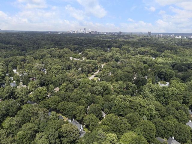 15 Chatsworth Place, Atlanta, GA 30327