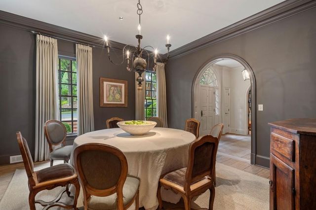 15 Chatsworth Place, Atlanta, GA 30327