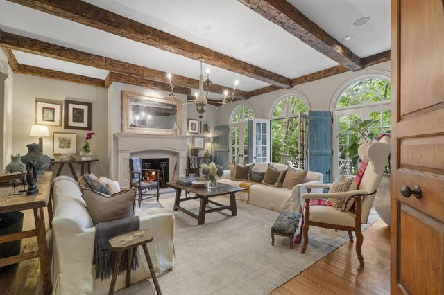 15 Chatsworth Place, Atlanta, GA 30327