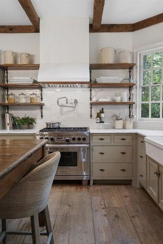 15 Chatsworth Place, Atlanta, GA 30327