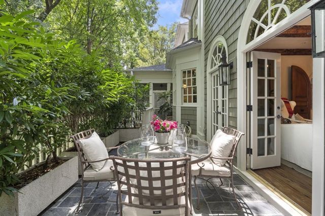 15 Chatsworth Place, Atlanta, GA 30327