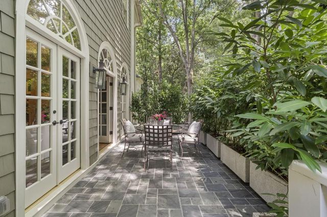 15 Chatsworth Place, Atlanta, GA 30327