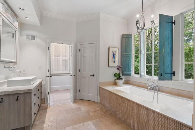 15 Chatsworth Place, Atlanta, GA 30327