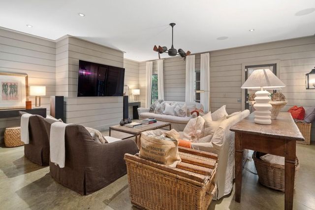 15 Chatsworth Place, Atlanta, GA 30327