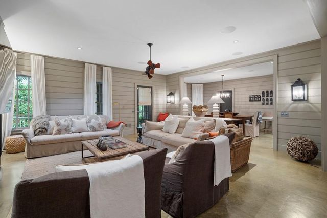 15 Chatsworth Place, Atlanta, GA 30327