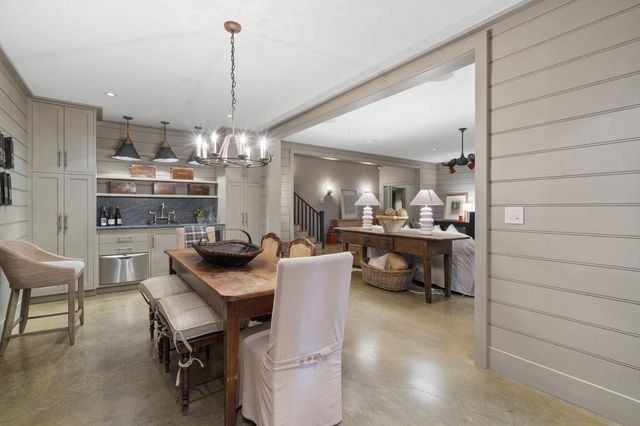 15 Chatsworth Place, Atlanta, GA 30327