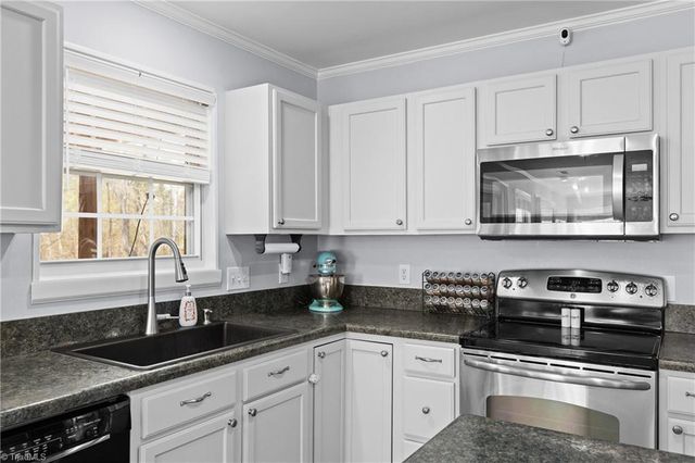 5460 Angel Oaks Drive, Winston-salem, NC 27105