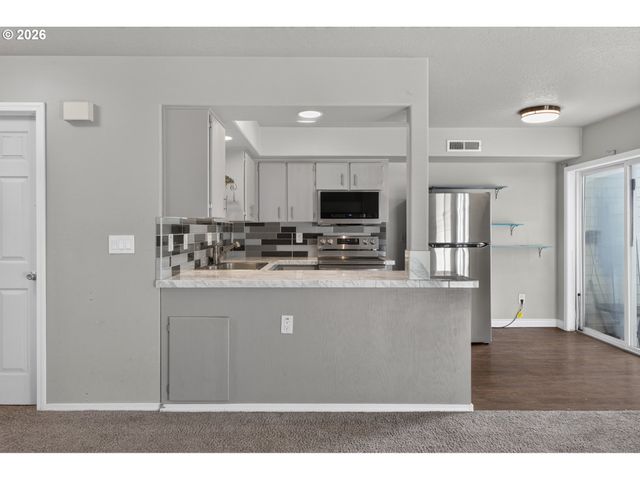 4274 Se OAK St, Hillsboro, OR 97123
